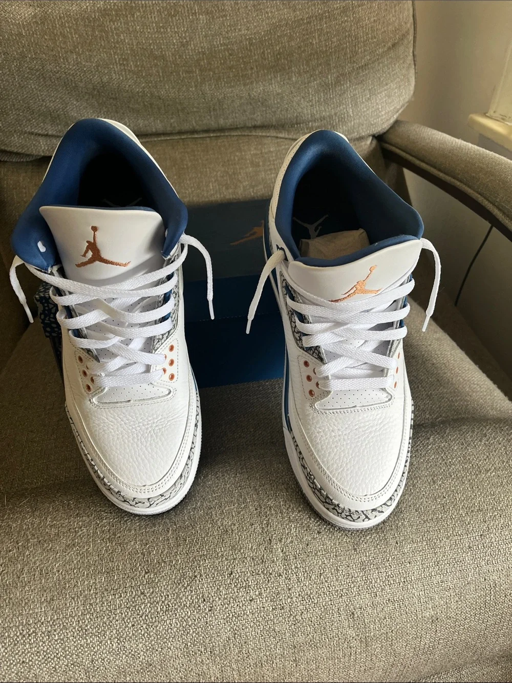 Jordan Men's White and Blue Retro Basketball Sneakers